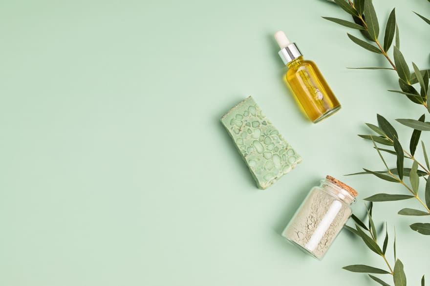 Aceite, jabón natural y sales junto a ramas de eucalipto