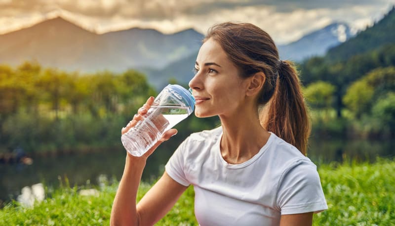 Mujer sana y luminosa cuidándose de forma natural
