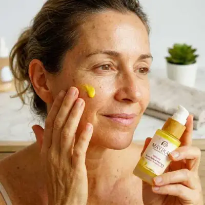Mujer aplicándose un sérum antiedad natural con bakuchiol en la mejilla